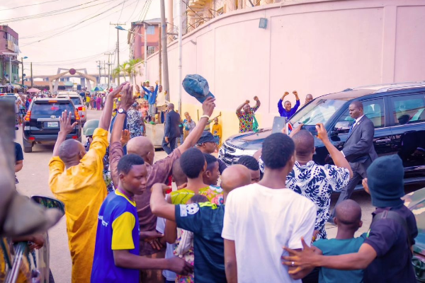 Tinubu Visits Oba Akiolu : Lagosians Go Gaga As The Presidential Convoy Rolls Into Lagos Island - autojosh 