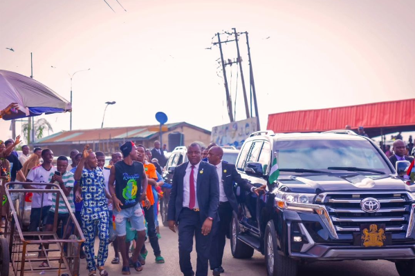 Tinubu Visits Oba Akiolu : Lagosians Go Gaga As The Presidential Convoy Rolls Into Lagos Island - autojosh 