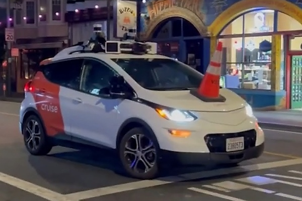 Protesters In U.S Are Disabling Self-driving Taxis By Placing Traffic Cones On Their Bonnets - autojosh