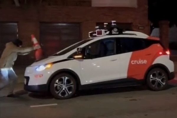 Protesters In U.S Are Disabling Self-driving Taxis By Placing Traffic Cones On Their Bonnets - autojosh 