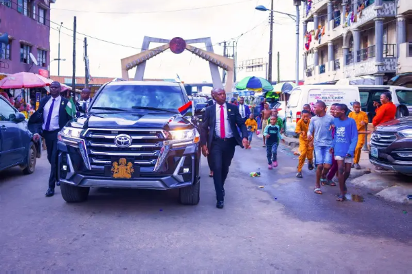 Tinubu Visits Oba Akiolu : Lagosians Go Gaga As The Presidential Convoy Rolls Into Lagos Island - autojosh