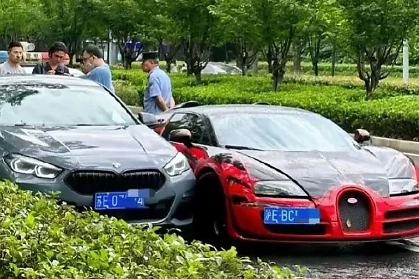 Photos : Angry Bugatti Owner Crashed Veyron Into BMW 2 Series During Road Rage In China - autojosh 