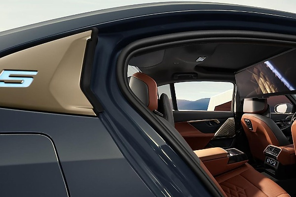 All-new Long Wheelbase BMW 5 Series, i5 For China Arrives With Rear 32-inch TV - autojosh 