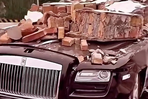 Collapsed Wall Damages 17 Vehicles, Including An Uninsured Rolls-Royce Ghost In China - autojosh 