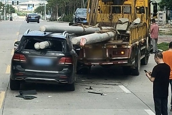 Moment Electric Poles On A Truck Crashes Through A Mercedes SUV, Narrowly Missing The Driver - autojosh 