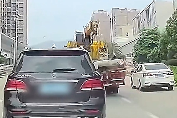 Moment Electric Poles On A Truck Crashes Through A Mercedes SUV, Narrowly Missing The Driver - autojosh 