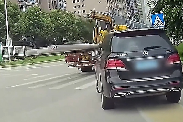 Moment Electric Poles On A Truck Crashes Through A Mercedes SUV, Narrowly Missing The Driver - autojosh 