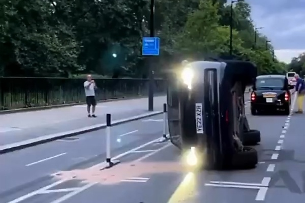 N350 Million Range Rover Flipped Onto Its Side After Colliding With London Taxi - autojosh 