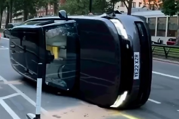 N350 Million Range Rover Flipped Onto Its Side After Colliding With London Taxi - autojosh 