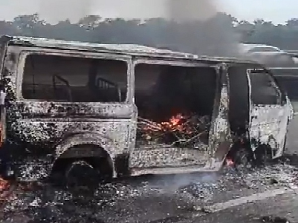 14 Passengers Escaped Unhurt After Kwara-bound Toyota Hiace Burst Into Flames In Lagos - autojosh