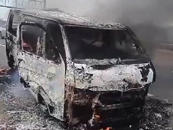 14 Passengers Escaped Unhurt After Kwara-bound Toyota Hiace Burst Into Flames In Lagos - autojosh 