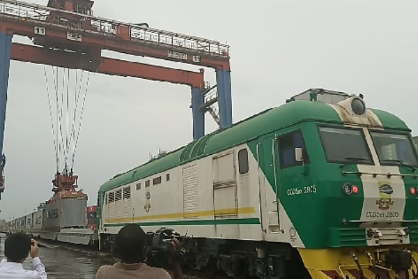 Decongestion Of Apapa Port Begins As FG Launches Cargo Services On Apapa-Ibadan Rail - autojosh