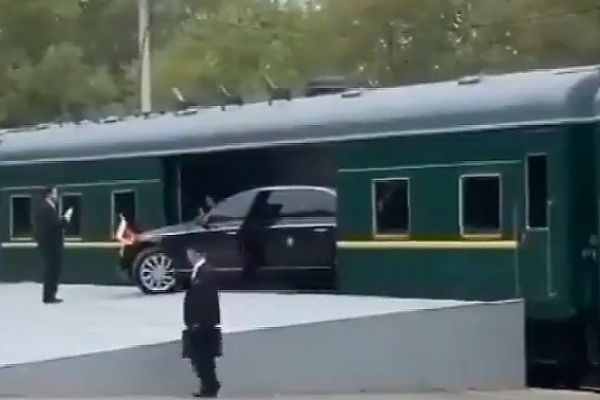 Today's Photos : North Korean Leader Maybach Limo Making Its Way Into His Armored Train - autojosh