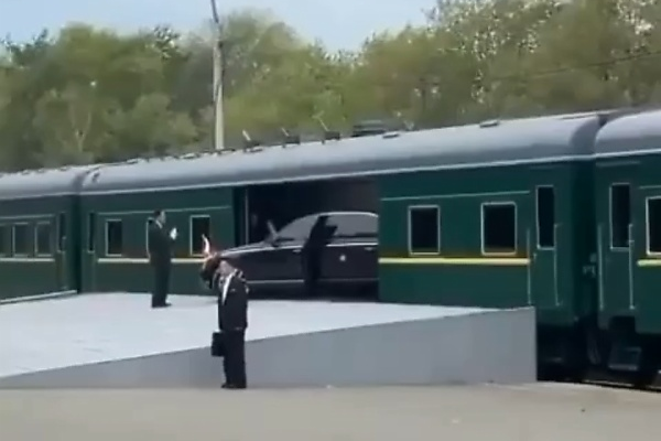 Today's Photos : North Korean Leader Maybach Limo Making Its Way Into His Armored Train - autojosh 
