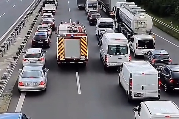Video : See How The Road Was Quickly Cleared For A Fire Engine Truck Despite The Heavy Traffic - autojosh