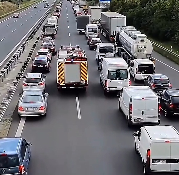 Video : See How The Road Was Quickly Cleared For A Fire Engine Truck Despite The Heavy Traffic - autojosh 