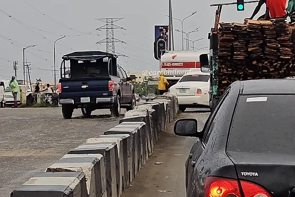 Rolls-Royce Phantom Escaped Impoundment After Been Spotted Taking One-way Lane In Lagos - autojosh 