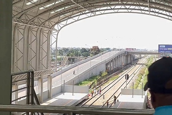 Sanwo-Olu Tours Lagos Red Line Train Stations, Orders Cleanup Along The Corridor - autojosh 