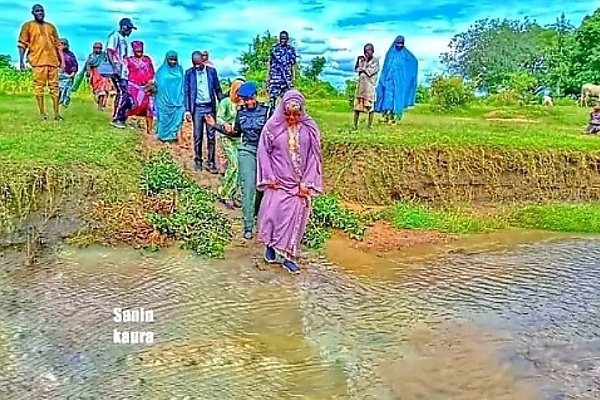Wife Of Bauchi Governor's SUV Trapped On Bad Roads, Forced To Walk Through Muddy Paths - autojosh 
