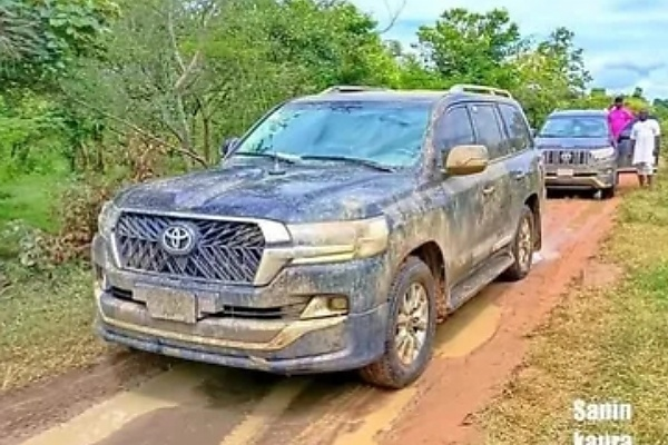Wife Of Bauchi Governor's SUV Trapped On Bad Roads, Forced To Walk Through Muddy Paths - autojosh 