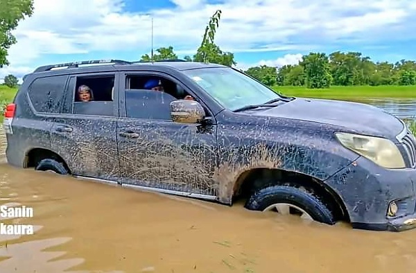 Wife Of Bauchi Governor's SUV Trapped On Bad Roads, Forced To Walk Through Muddy Paths - autojosh 