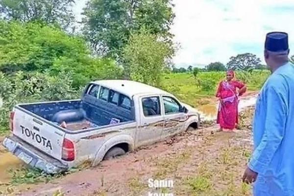 Wife Of Bauchi Governor's SUV Trapped On Bad Roads, Forced To Walk Through Muddy Paths - autojosh 