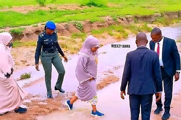 Wife Of Bauchi Governor's SUV Trapped On Bad Roads, Forced To Walk Through Muddy Paths - autojosh 