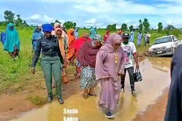 Wife Of Bauchi Governor's SUV Trapped On Bad Roads, Forced To Walk Through Muddy Paths - autojosh 