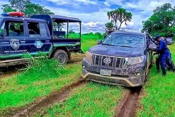 Wife Of Bauchi Governor's SUV Trapped On Bad Roads, Forced To Walk Through Muddy Paths - autojosh 