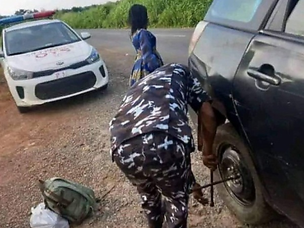 Nigerian Police Honours 3 Officers Who Assisted A Woman To Fix Her Punctured Car Tyre - autojosh 