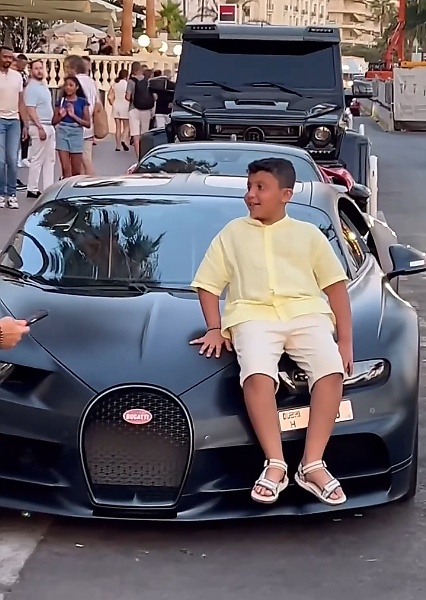 What Would You Do If A Stranger Sits On The Bonnet Of Your $3 Million Bugatti Chiron To Take Pictures?⁠ - autojosh 