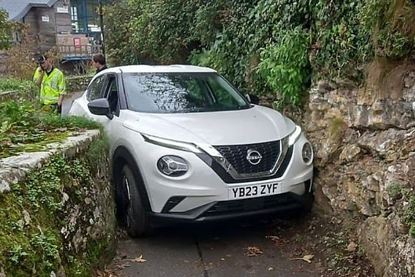 2 Female American Tourists Wedge Brand New Nissan Juke Between Walls, Blame Their Sat-Nav - autojosh