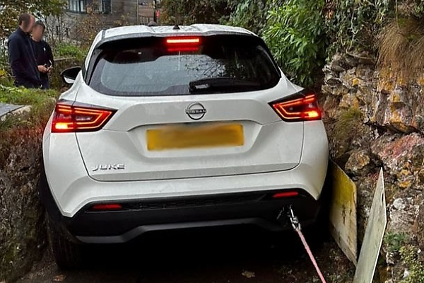 2 Female American Tourists Wedge Brand New Nissan Juke Between Walls, Blame Their Sat-Nav - autojosh 