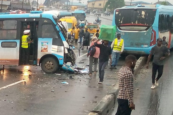 PHOTOS: Two Lagos BRT Buses In Head-on-Collision On Lagos-Abeokuta Expressway - autojosh