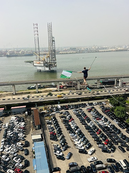 Guinness World Records Holder Walks On Rope Across Lagos Train Tracks, Bridges To Take Selfie (PHOTOS) - autojosh 