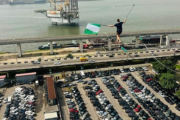 Guinness World Records Holder Walks On Rope Across Lagos Train Tracks, Bridges To Take Selfie (PHOTOS) - autojosh