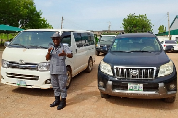 Kwara Customs Arrest 2 Using Identical Number Plates To Smuggle Stolen Vehicles From Lagos - autojosh