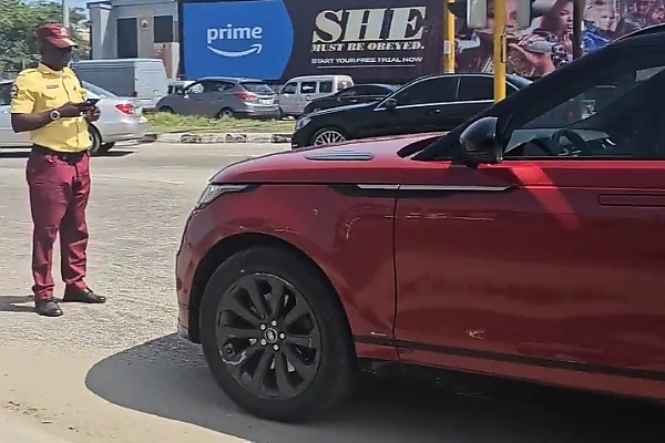 Moment LASTMA Arrest A Range Rover Driving Against Traffic, Driver Risk Impoundment, Heavy Fines - autojosh 