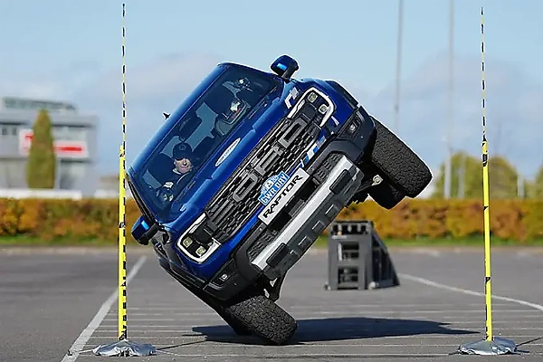 Stunt Driver Drives Ford Ranger Raptor Through Narrow Gap On Two Wheels, Sets Guinness World Record - autojosh