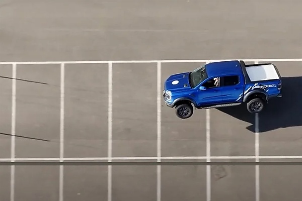 Stunt Driver Drives Ford Ranger Raptor Through Narrow Gap On Two Wheels, Sets Guinness World Record - autojosh 