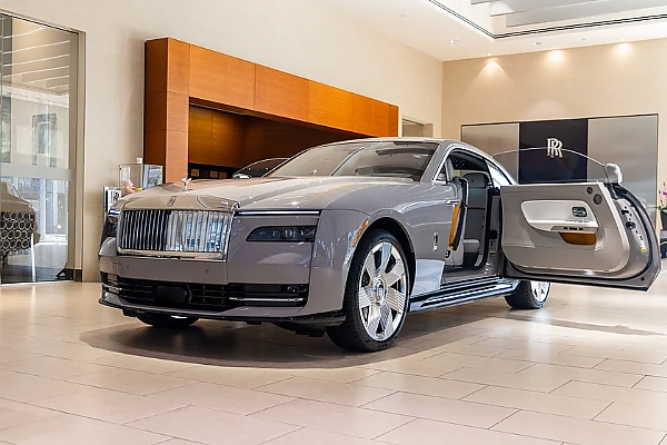 Rolls-Royce Deliver The Very First Spectre In America To A Client, Who Already Has 15 Rolls-Royces - autojosh