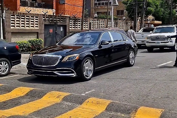 Watch Rolls-Royce Phantom And Maybach S-Class Slowly Glides On Two Closely-spaced Speed Bumps - autojosh 