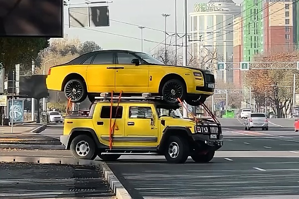 Another Russian Jumped On The Bandwagon, Ferries A Rolls-Royce On The Roof Of A Hummer - autojosh 