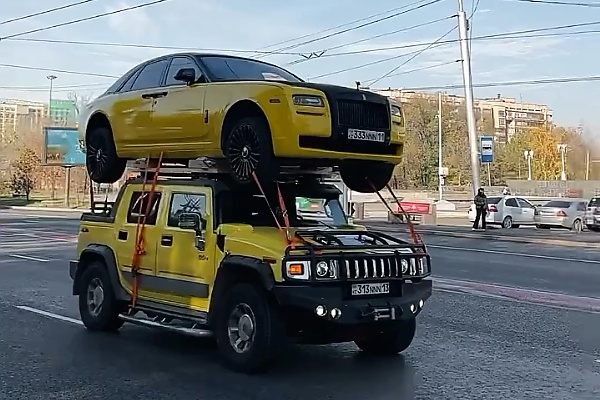Another Russian Jumped On The Bandwagon, Ferries A Rolls-Royce On The Roof Of A Hummer - autojosh 