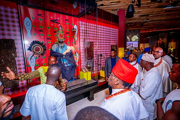 Gov Sanwo-Olu Takes A Ride Inside Oba Of Benin's Rolls-Royce During The Monarch's Visit To Lagos - autojosh 