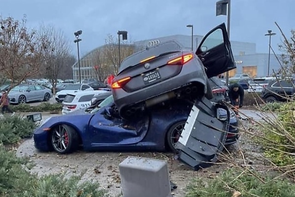 Mechanic Crashes Alfa Romeo Giulia Into Porsche 911 And Mercedes GLE During Test Drive - autojosh 