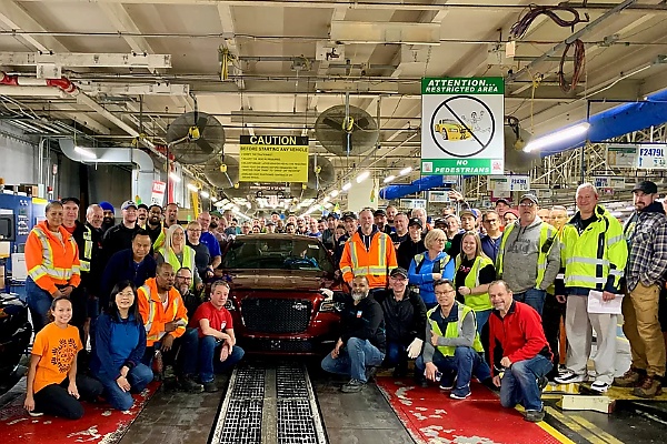 The Final Chrysler 300C Rolls Off The Assembly Line - autojosh 