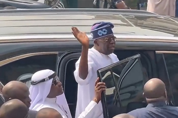 Lagosians Cheers President Tinubu As His Convoy Rolls Into Lagos Island - autojosh 