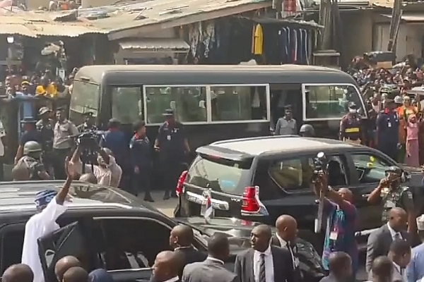 Lagosians Cheers President Tinubu As His Convoy Rolls Into Lagos Island - autojosh 