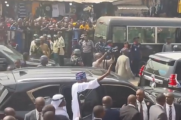 Lagosians Cheers President Tinubu As His Convoy Rolls Into Lagos Island - autojosh 